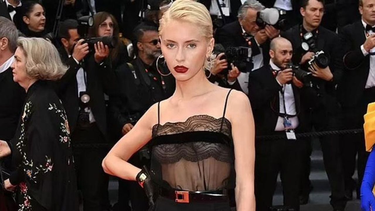 Cannes Film Festivali'nde İris Law'ın Transparan Elbisesi Göz Kamaştırdı