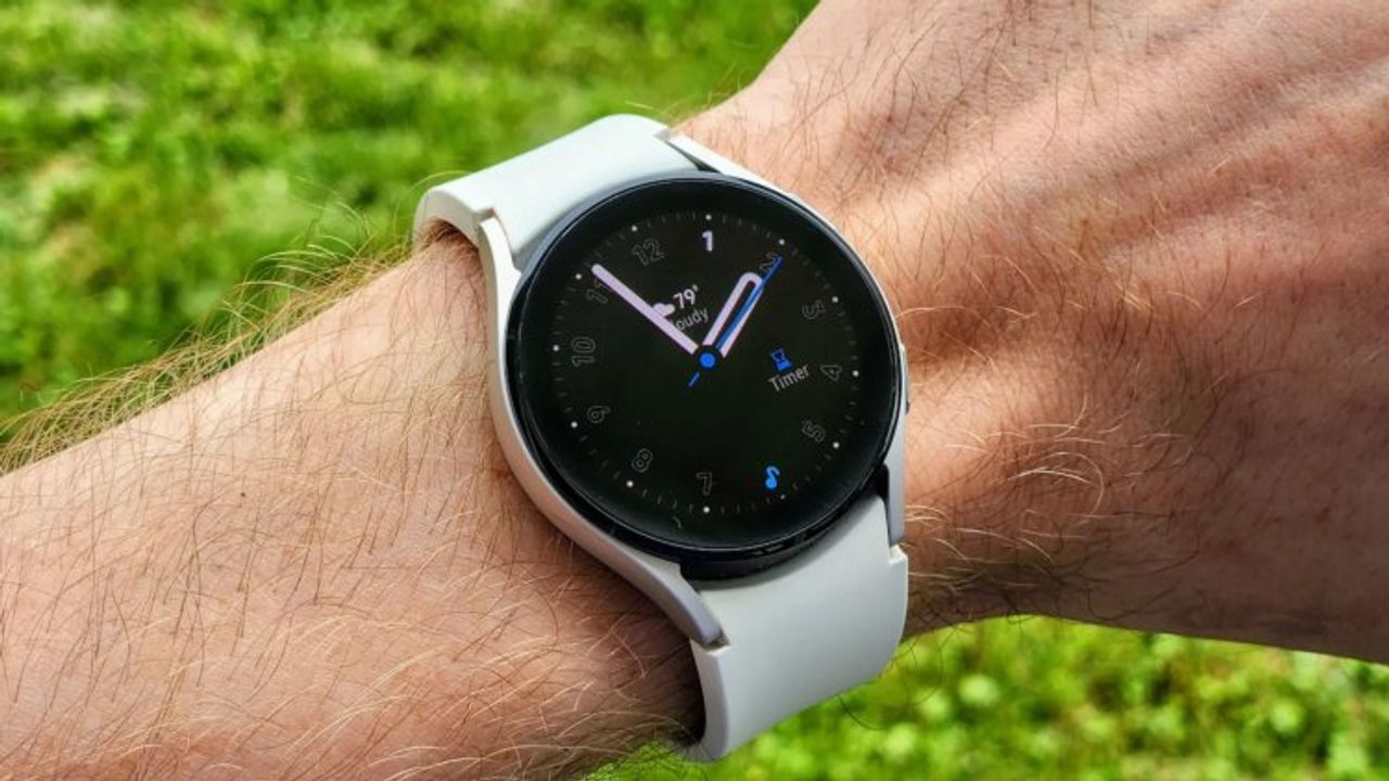 Samsung Galaxy Watch'a One UI 5 Watch güncellemesi geldi