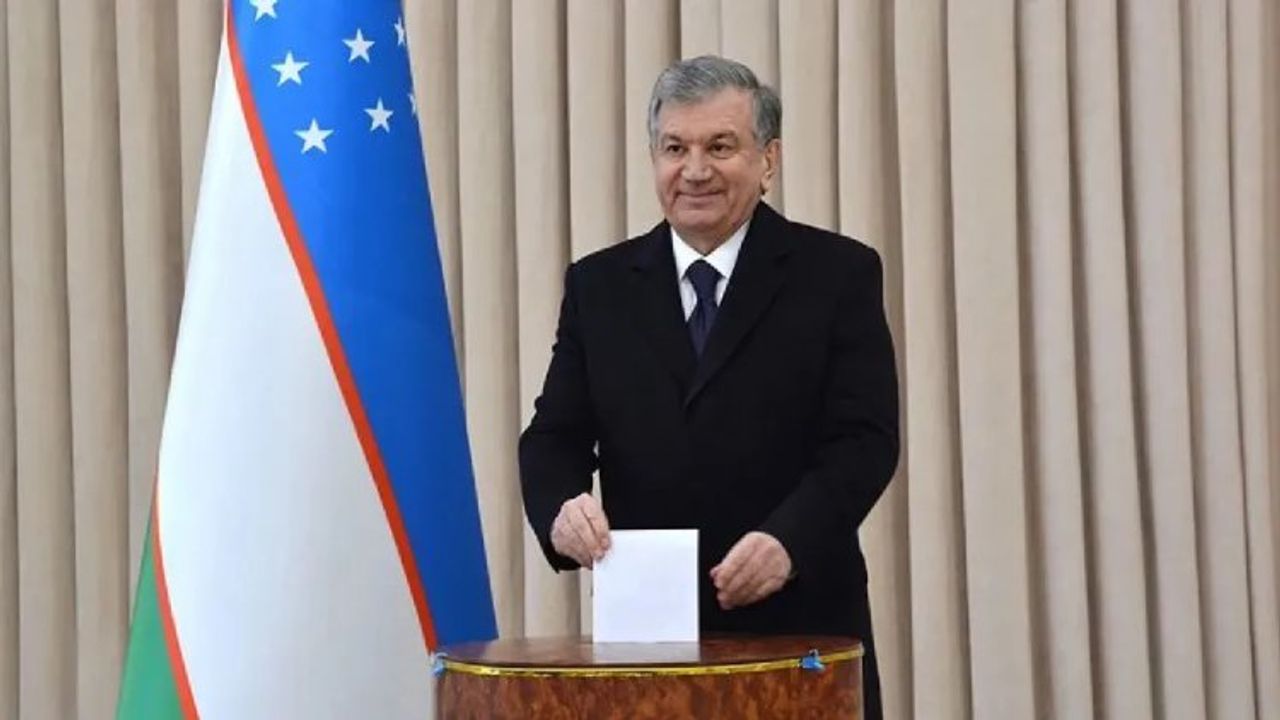 Özbekistan'da Erken Cumhurbaşkanlığı Seçimi Kararı Alındı