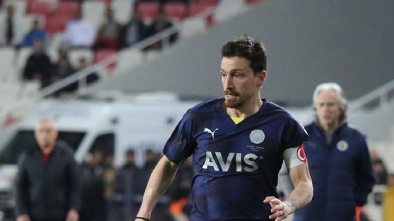 Mert Hakan Yandaş'ın İlk 11'deki Performansı Fenerbahçe'yi Olumsuz Etkiliyor