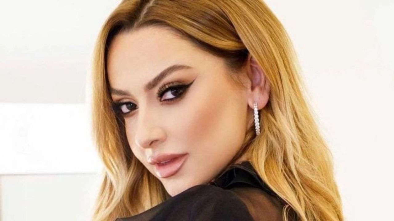 Hadise'nin Bikinili Tatil Pozları Magazin Gündemini Salladı