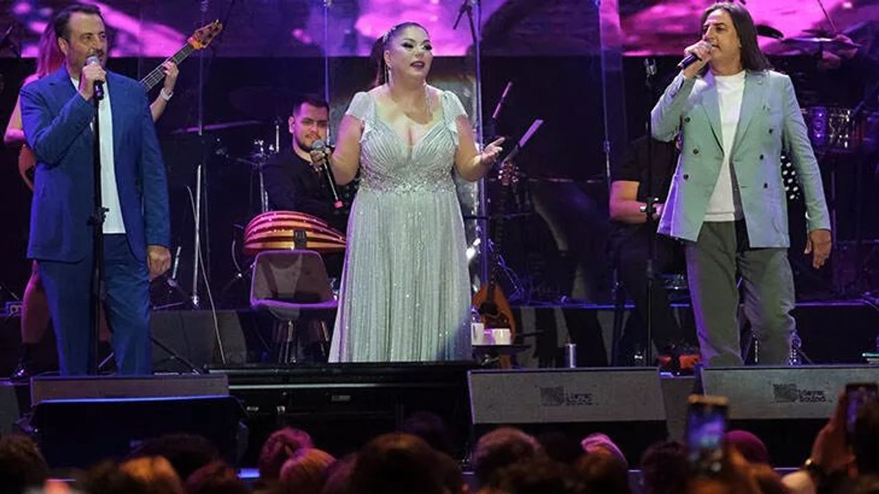 İzel-Çelik-Ercan, Kuruçeşme Açıkhava'da Unutulmaz Bir Konser Verdi