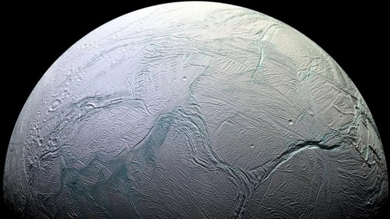 Enceladus'ta Yaşam İçin Gerekli Son Element Keşfedildi