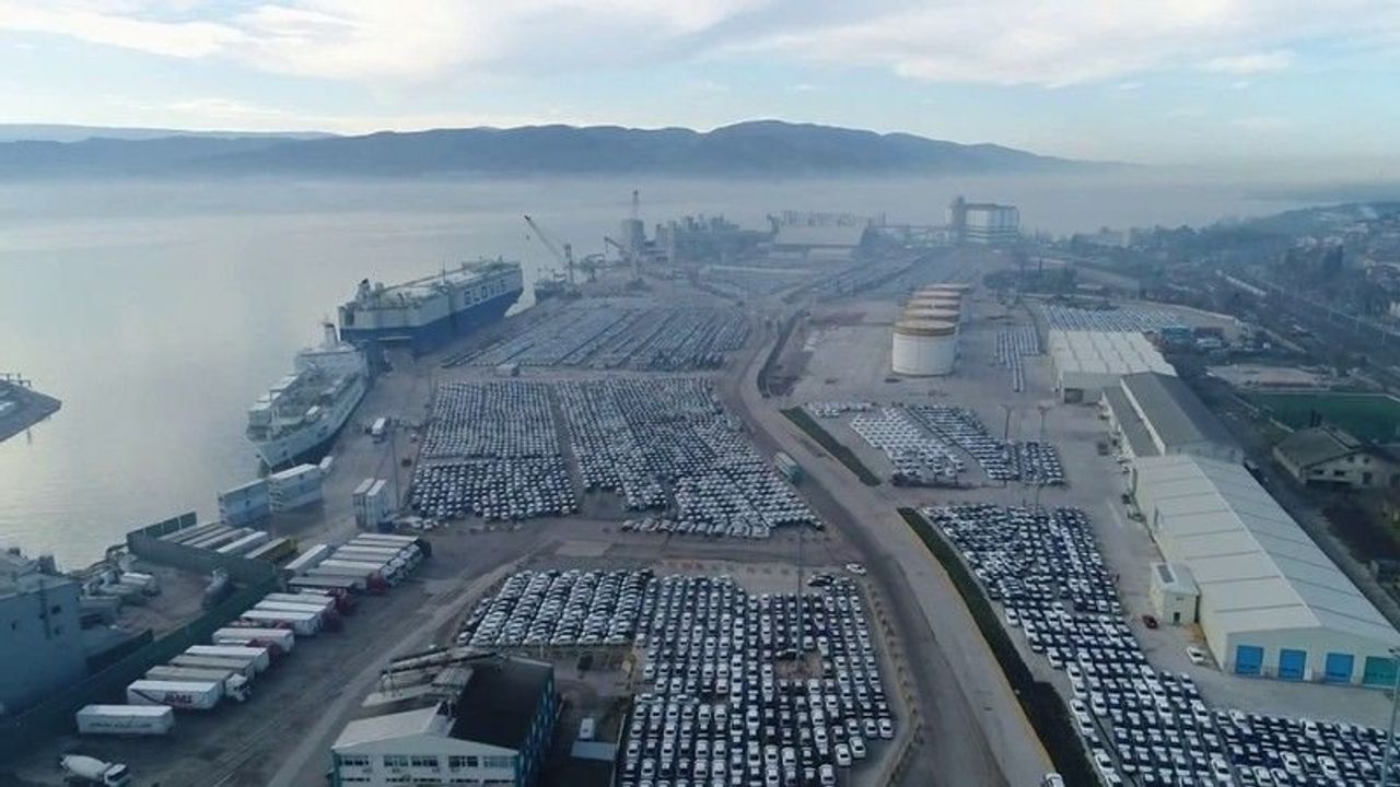 Safiport Limanı'na Yüzlerce Tesla Model Y Otomobil Geldi