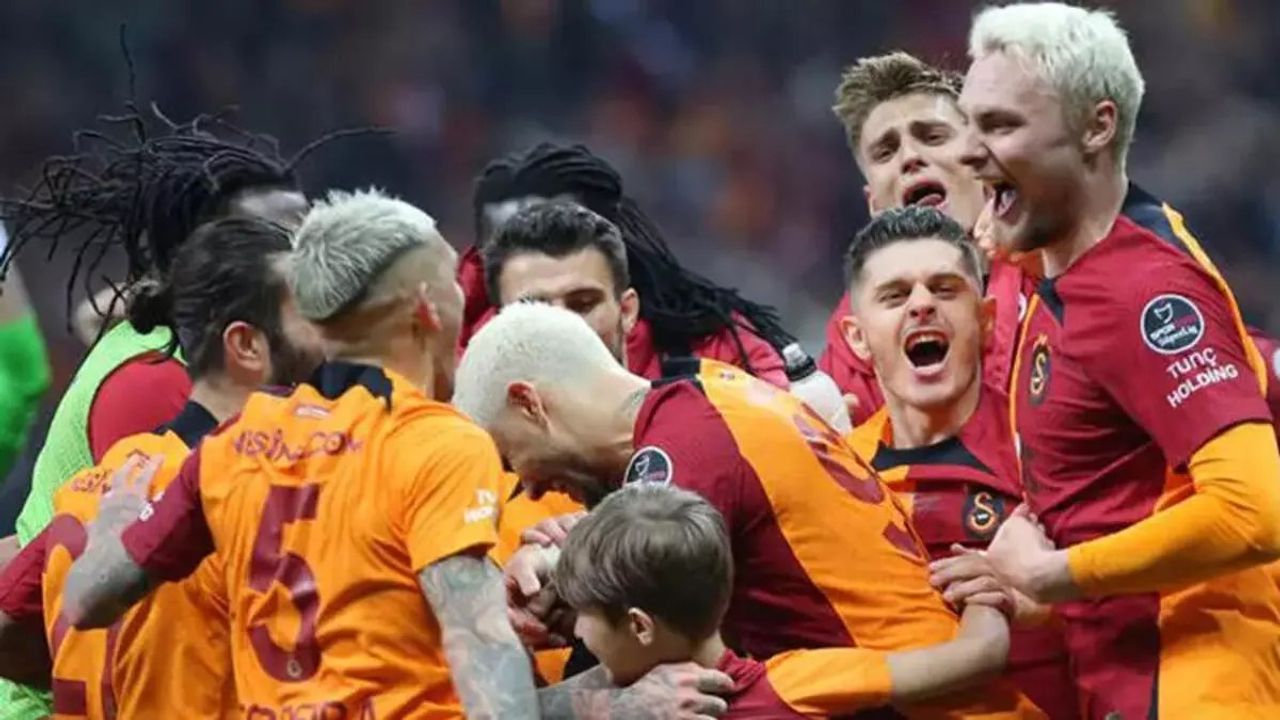 Galatasaray Bayrakları İstiklâl Caddesi'ni Süslüyor