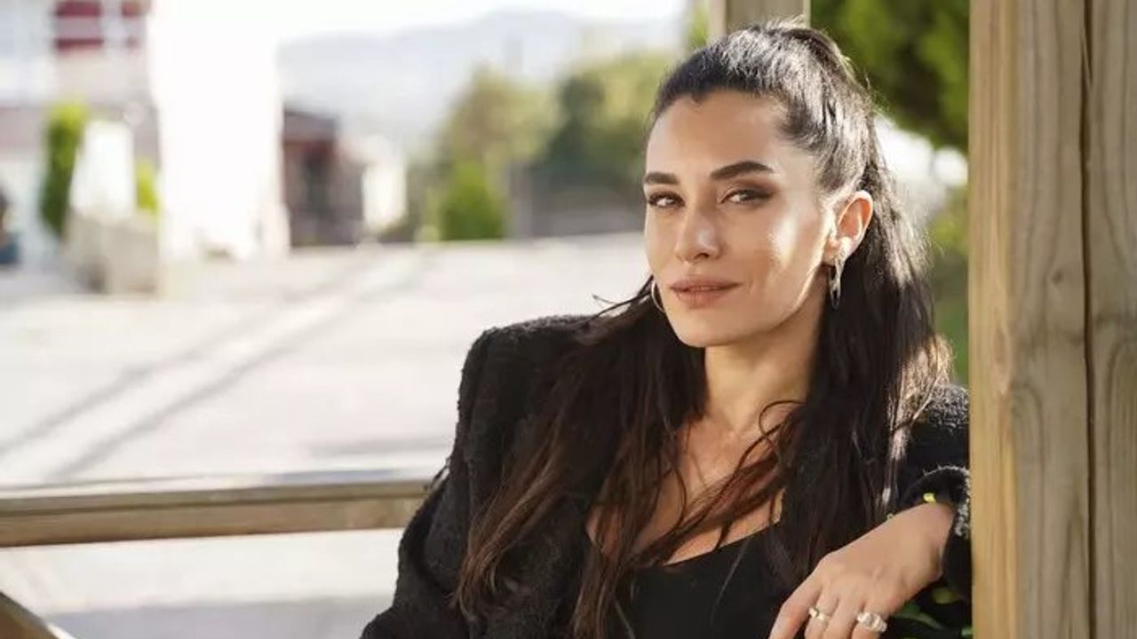 Ünlü Oyuncu Hande Doğandemir'in Oyunculuk Kariyeri ve Sosyal Medya Etkisi