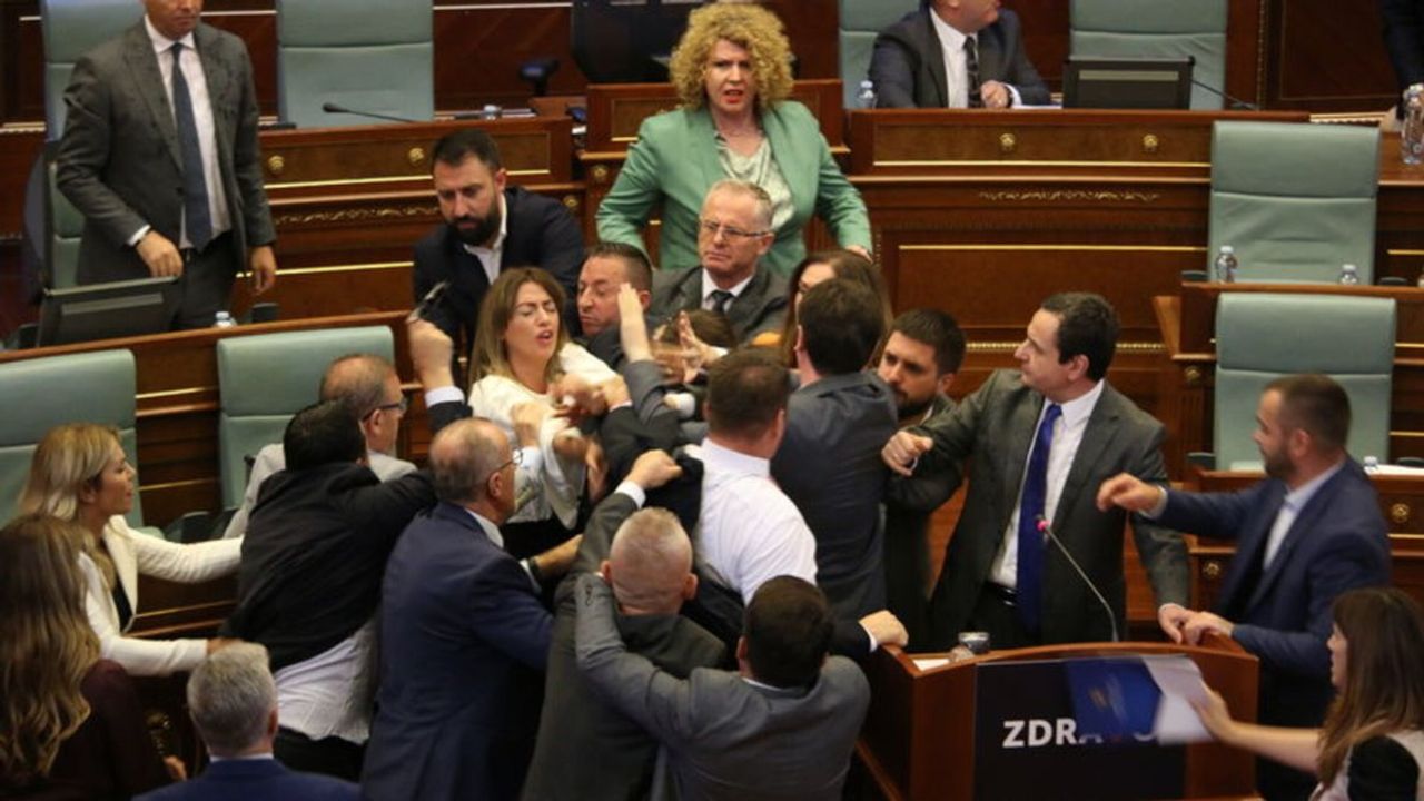 Kosova Meclisinde İktidar ve Muhalefet Milletvekilleri Arasında Kavga Çıktı