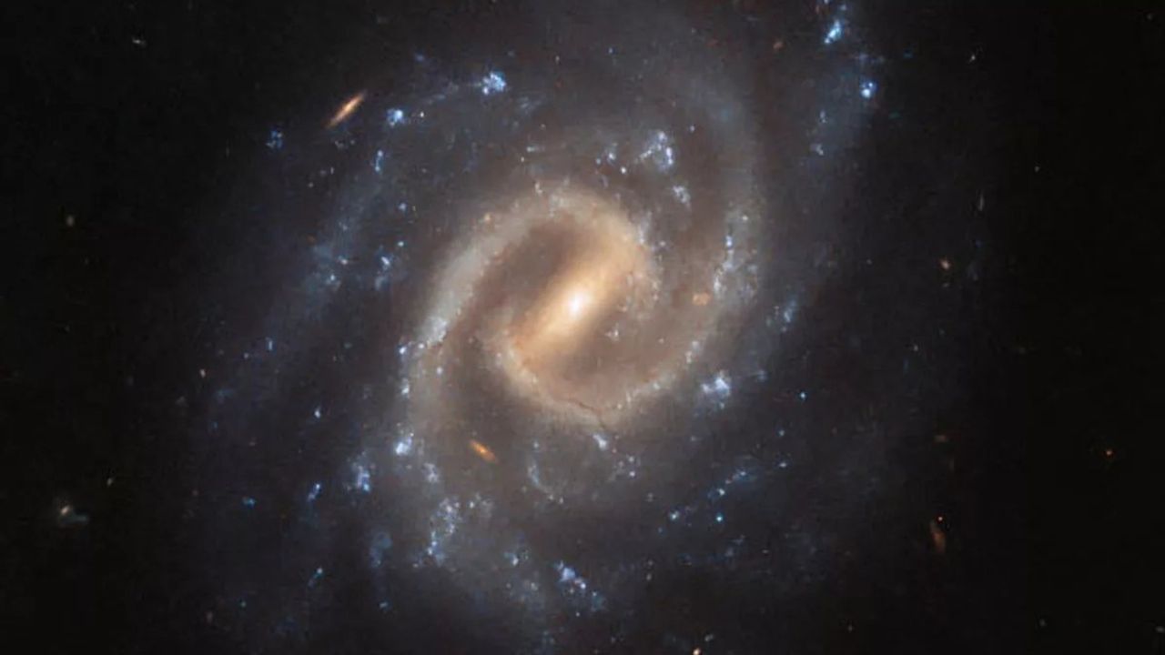 Hubble Uzay Teleskobu, UGC 12295 adlı Sarmal Galaksiyi Yakaladı