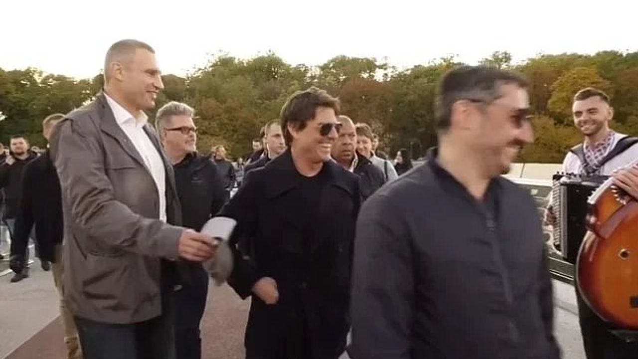 Tom Cruise'u gören sokak müzisyenlerinden büyük sürpriz