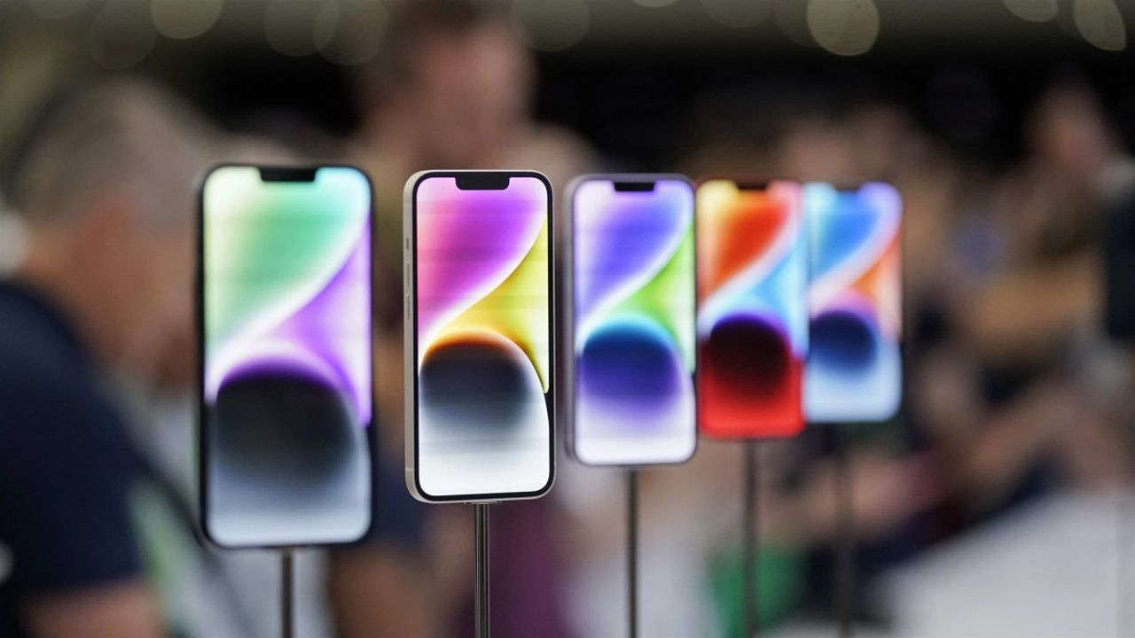 Samsung, iPhone 15 Serisinin OLED Ekran Üretimine Başladı