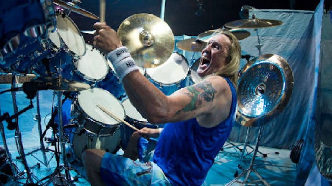 Ünlü Baterist Nicko McBrain Felç Geçirdi