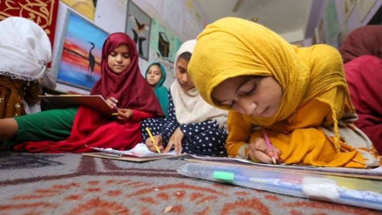 Taliban, Afganistan'da 10 Yaşından Büyük Kız Çocuklarının Okula Gitmesini Yasakladı
