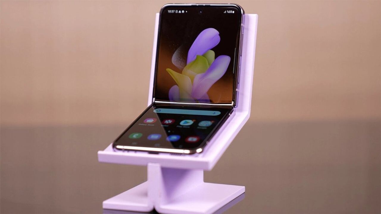 Galaxy Z Flip 5'in Kapak Ekranı Şeklinin Avantajı Bulunuyor