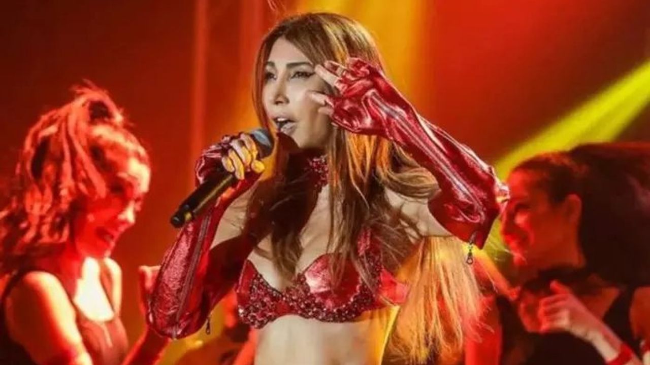 Hande Yener'in Photoshop Hatası Sosyal Medyada Gündem Oldu