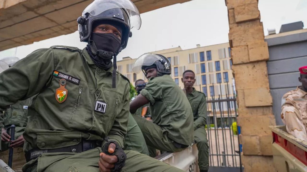 Afrika Birliği, Nijer'in Üyeliğini Askıya Aldı ve Askeri Müdahale Seçeneğini Değerlendiriyor