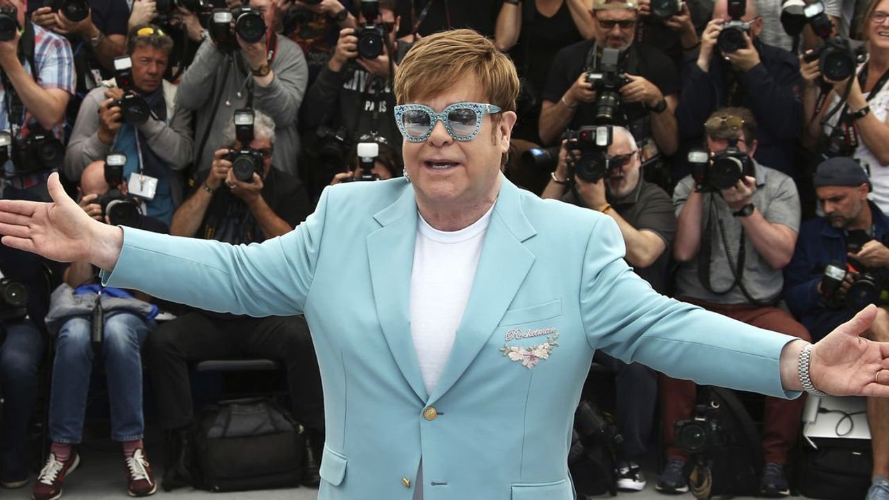 Sir Elton John Hastaneye Kaldırıldı