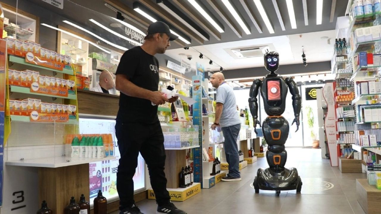 Adnan Menderes Mahallesi'ndeki Eczanede Yapay Zekalı Robot Hizmet Veriyor