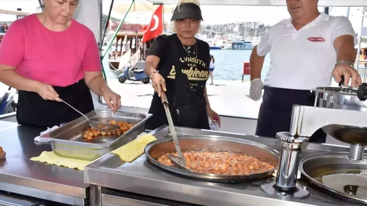 Yonca Evcimik, Anne ve Babası İçin Lokma Döktürdü