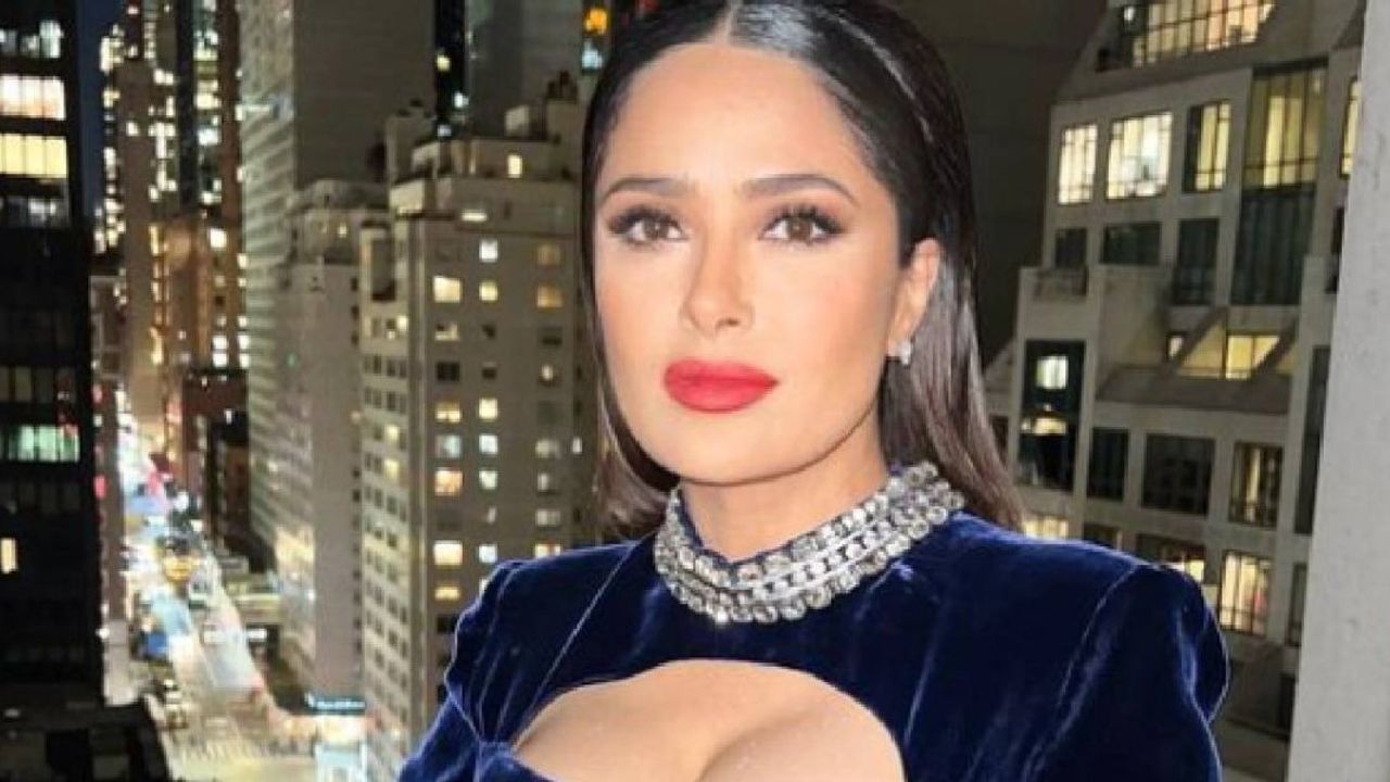 Salma Hayek 57. doğum gününü bikinili fotoğrafıyla kutladı: Cesur pozlara beğeni yağdı