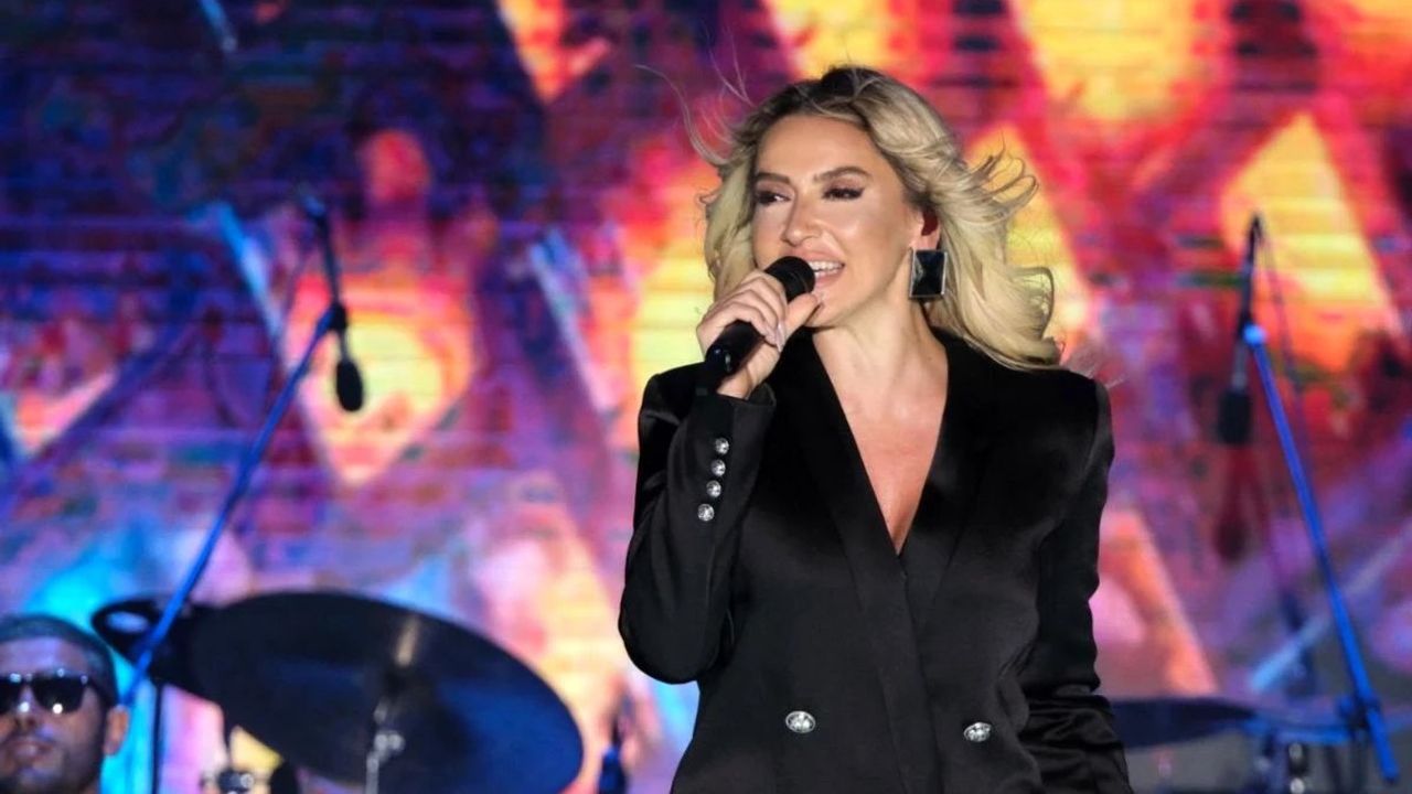 Murat Boz ve Hadise İzmir Menemen Konserinde Sahne Aldı