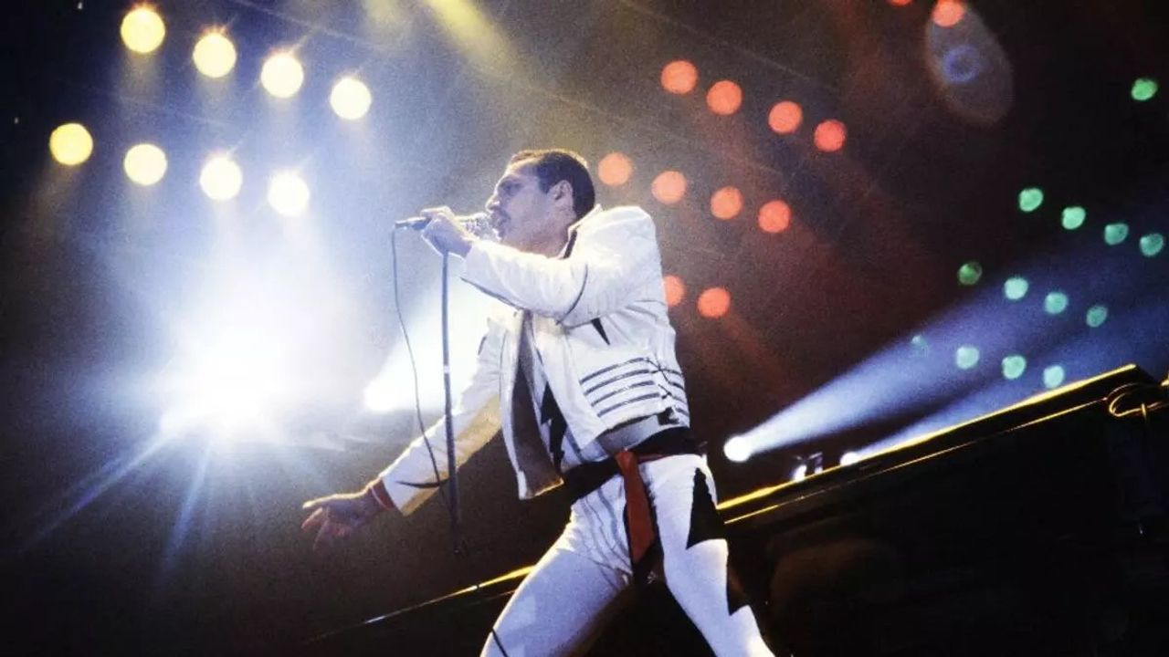 Queen Solisti Freddie Mercury'nin Piyanosu Açık Artırmada Satıldı