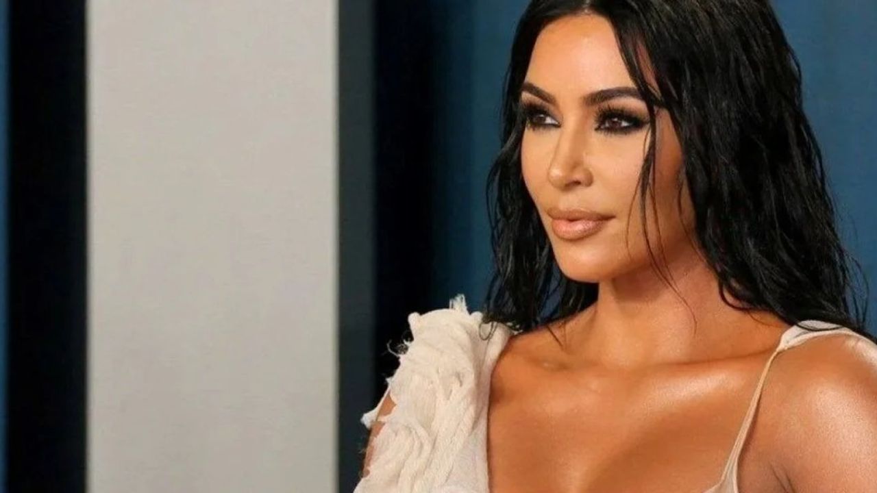 Kim Kardashian Altın Rengi Bikinisiyle Poz Verdi