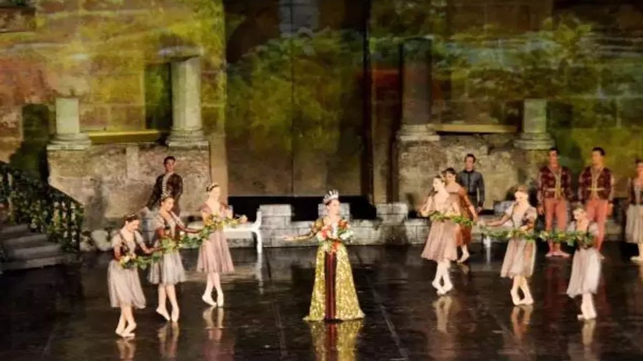 Aspendos Uluslararası Opera ve Bale Festivali'nde 'Kuğu Gölü' Sahnelendi