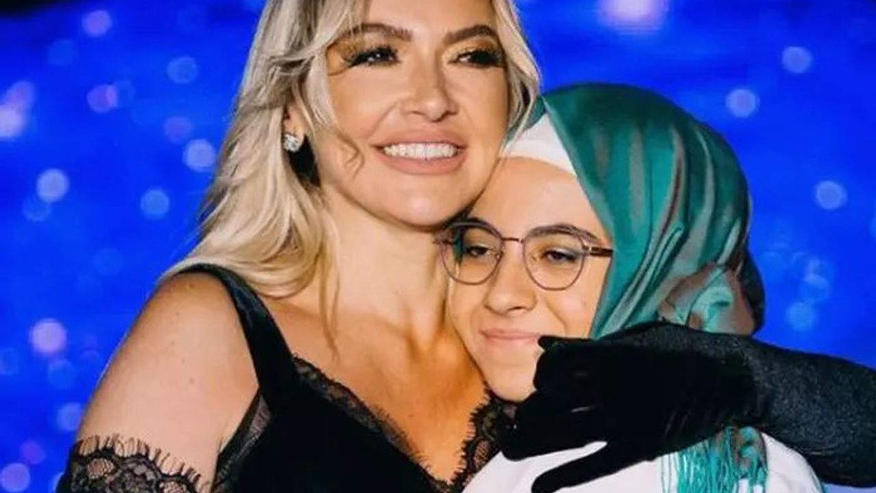 Hadise Konserinde Hayranıyla Duygusal Anlar Yaşadı