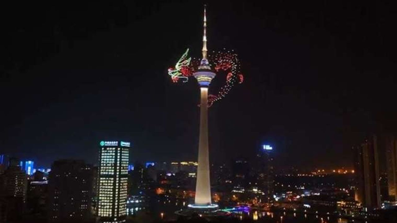 Çin'de İHA Gösterisi: Uçan Ejderha Tianjin Kulesi'nde Renkli Görüntüler Oluşturdu