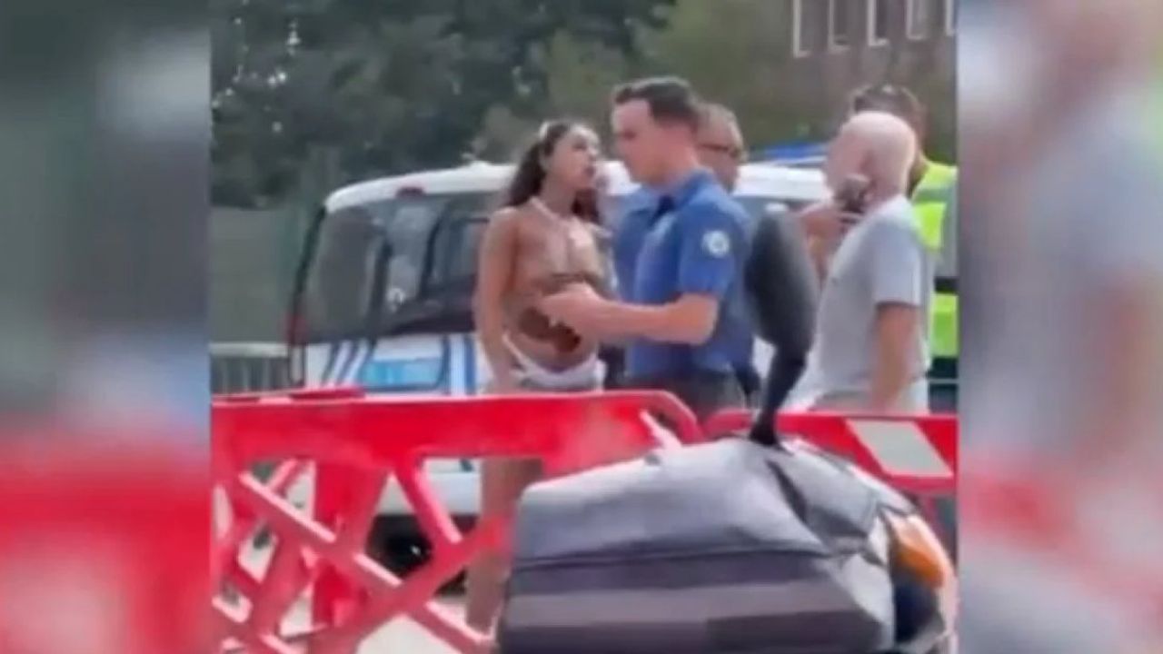 Kadıköy'de Bikini İle Sokağa Çıktı, Vatandaşlar Polis Çağırdı