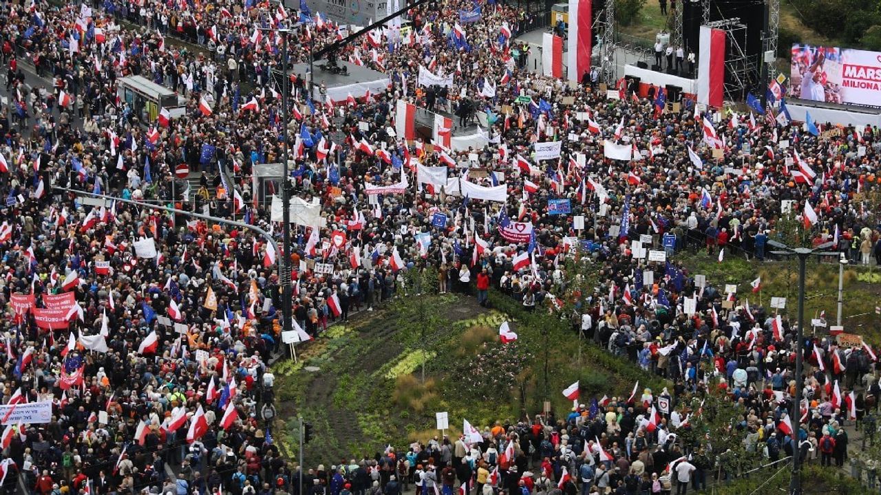 Polonya'da Muhalefet Yürüyüşü: Değişim, Demokrasi ve Hukuk Çağrısı
