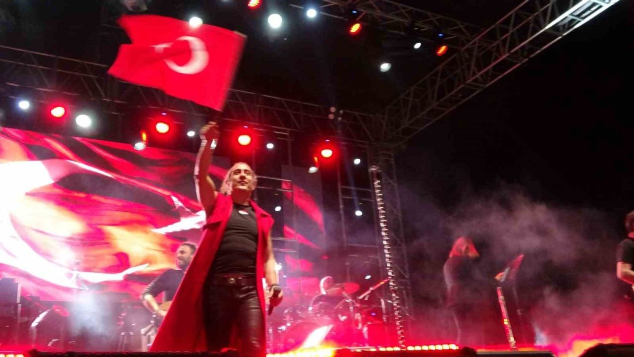 Kıraç, Cumhuriyetin 100. Yılı Kutlamalarında Adana'da Konser Verdi