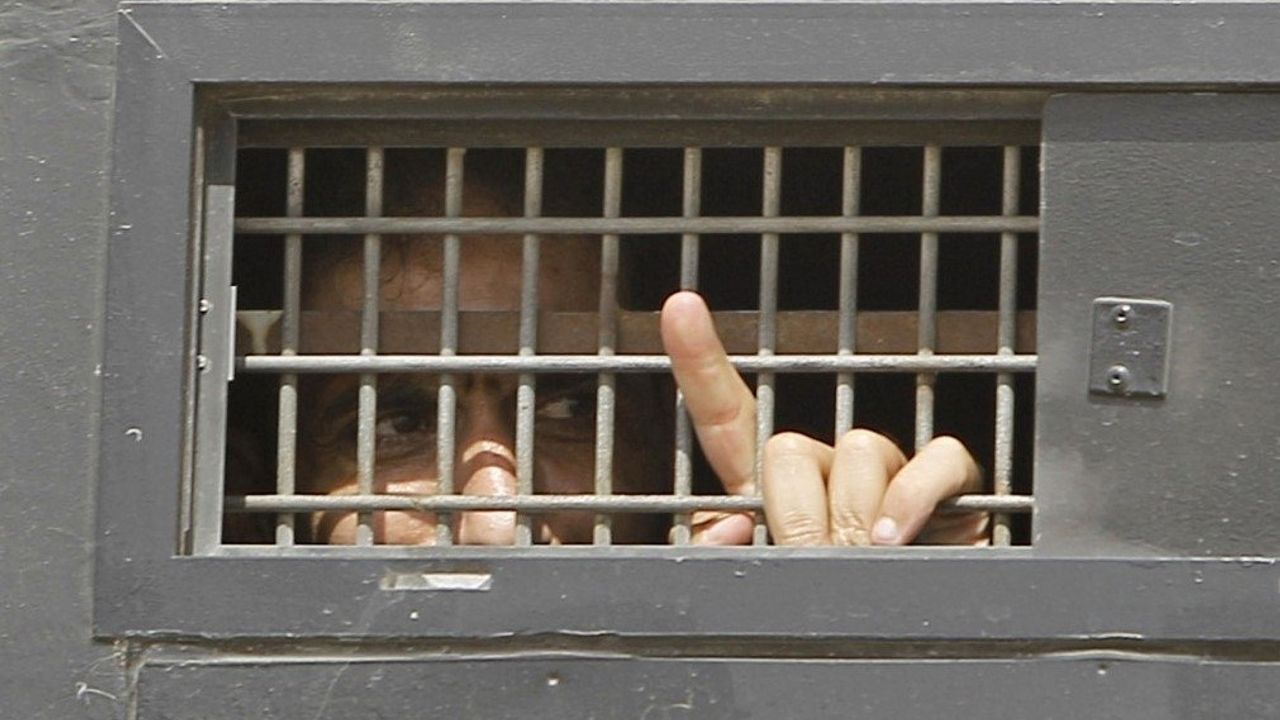 İsrail, Gazze saldırılarıyla birlikte hapishanelerdeki Filistinlilere zulüm uyguluyor