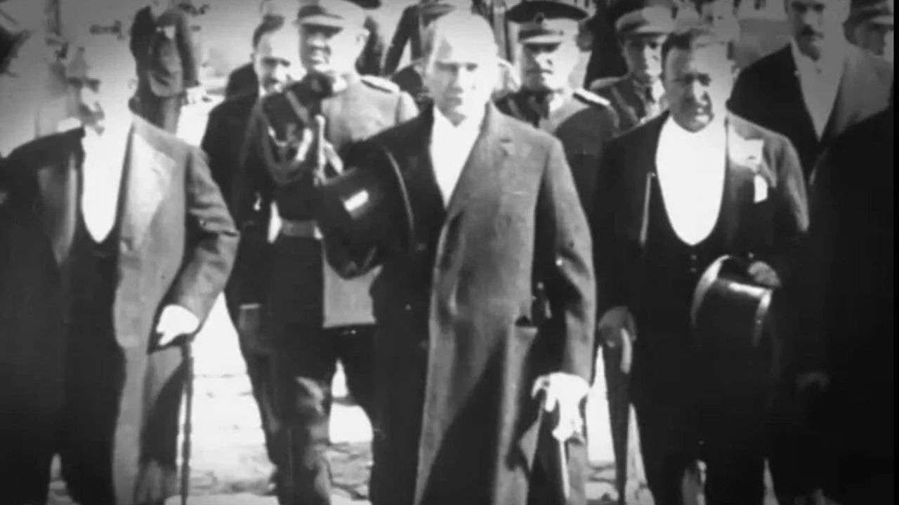 Mustafa Kemal ve Cumhuriyetin İlanı
