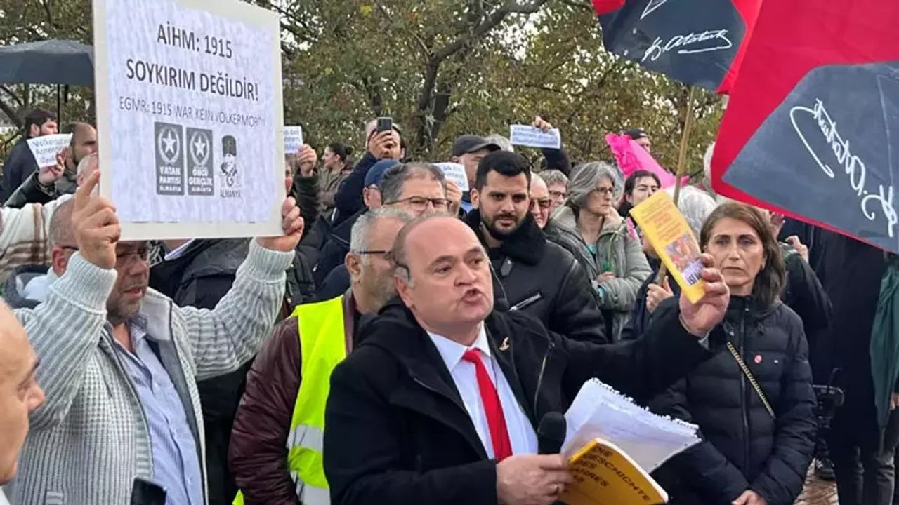 ÖNCÜ Gençlik Derneği ve Vatan Partisi Üyeleri Anıtın Kaldırılmasını Protesto Etti