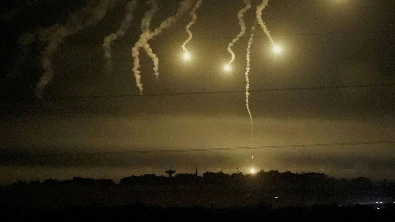 İsrail Ordusu Gazze Şeridi'nde Yoğun Bombardımana Devam Ediyor