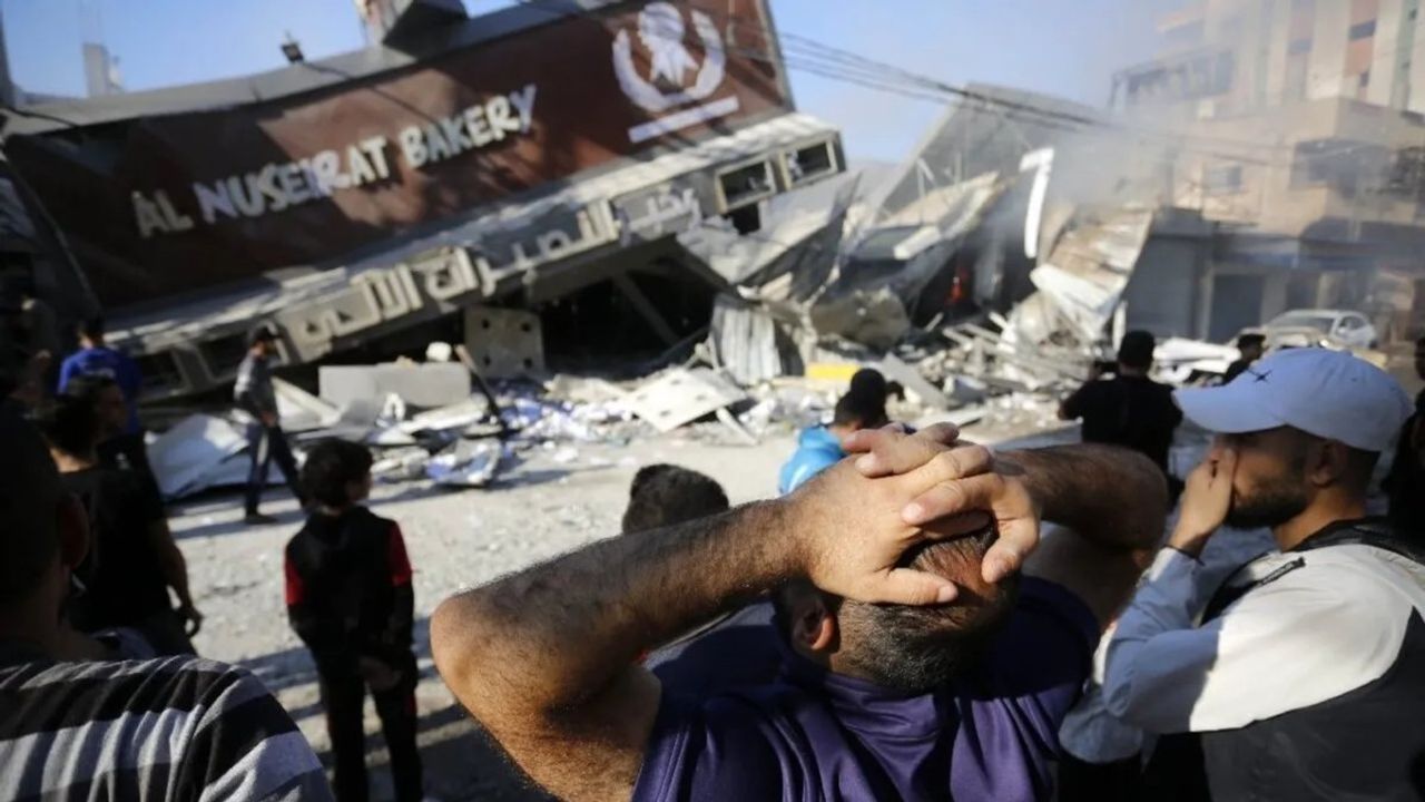 İsrail Savaş Uçakları Gazze'deki Fırını Bombaladı, 20 Kişi Hayatını Kaybetti