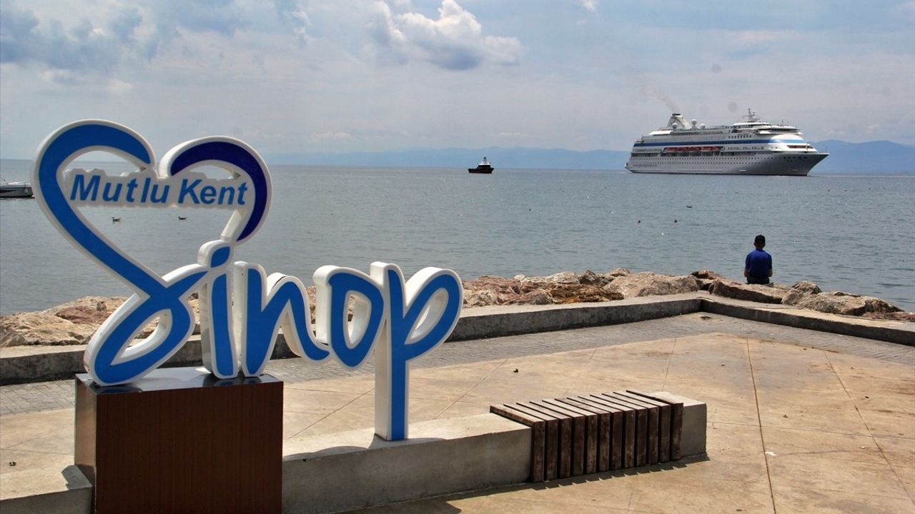 Astoria Grande Kruvaziyeri Sinop'a Demir Attı