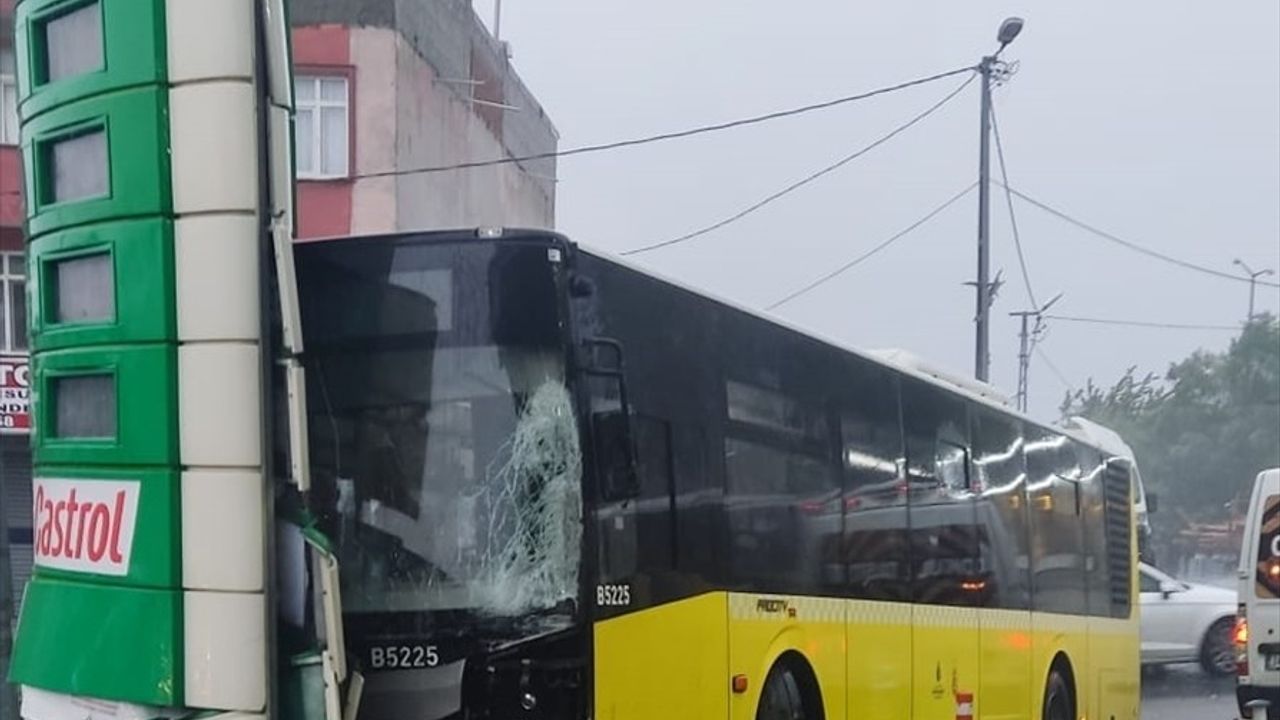 Avcılar'da Kontrolden Çıkan İETT Otobüsü Kazaya Sebep Oldu