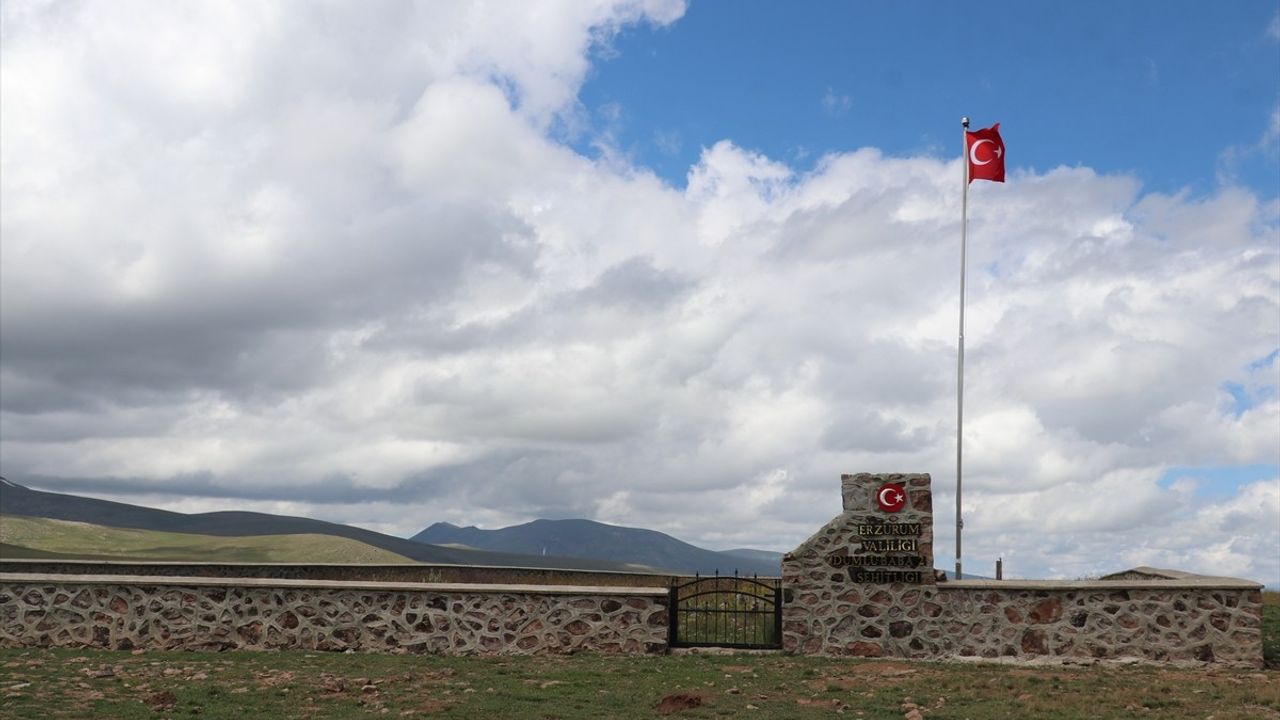 Erzurumlu Hafızlar Dumlubaba Şehitliklerinde Dualarını Yükseltti