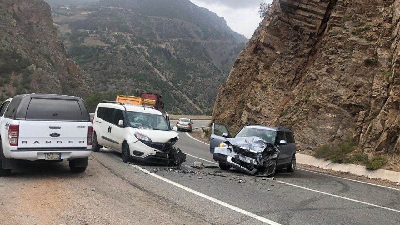 Gümüşhane'de Üç Otomobilin Karıştığı Kazada Dört Kişi Yaralandı