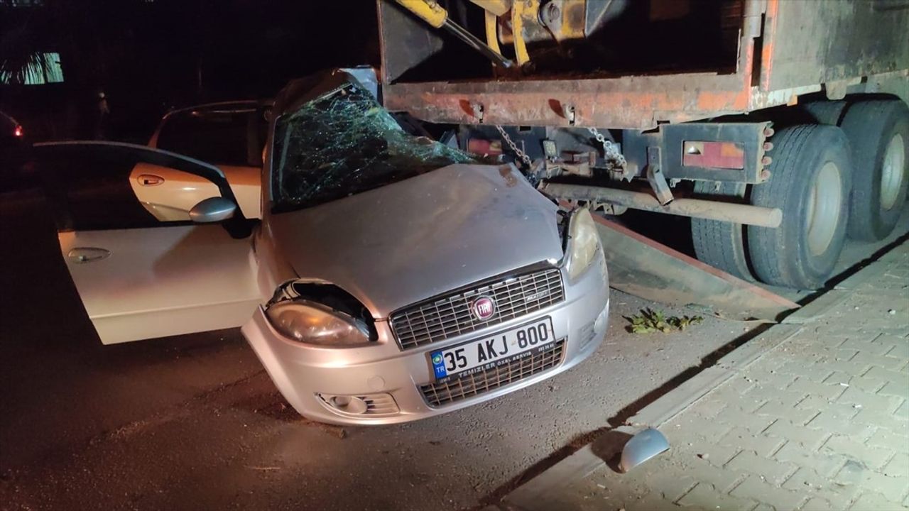 İzmir'de Kamyona Çarpan Otomobilde 4 Kişi Yaralandı