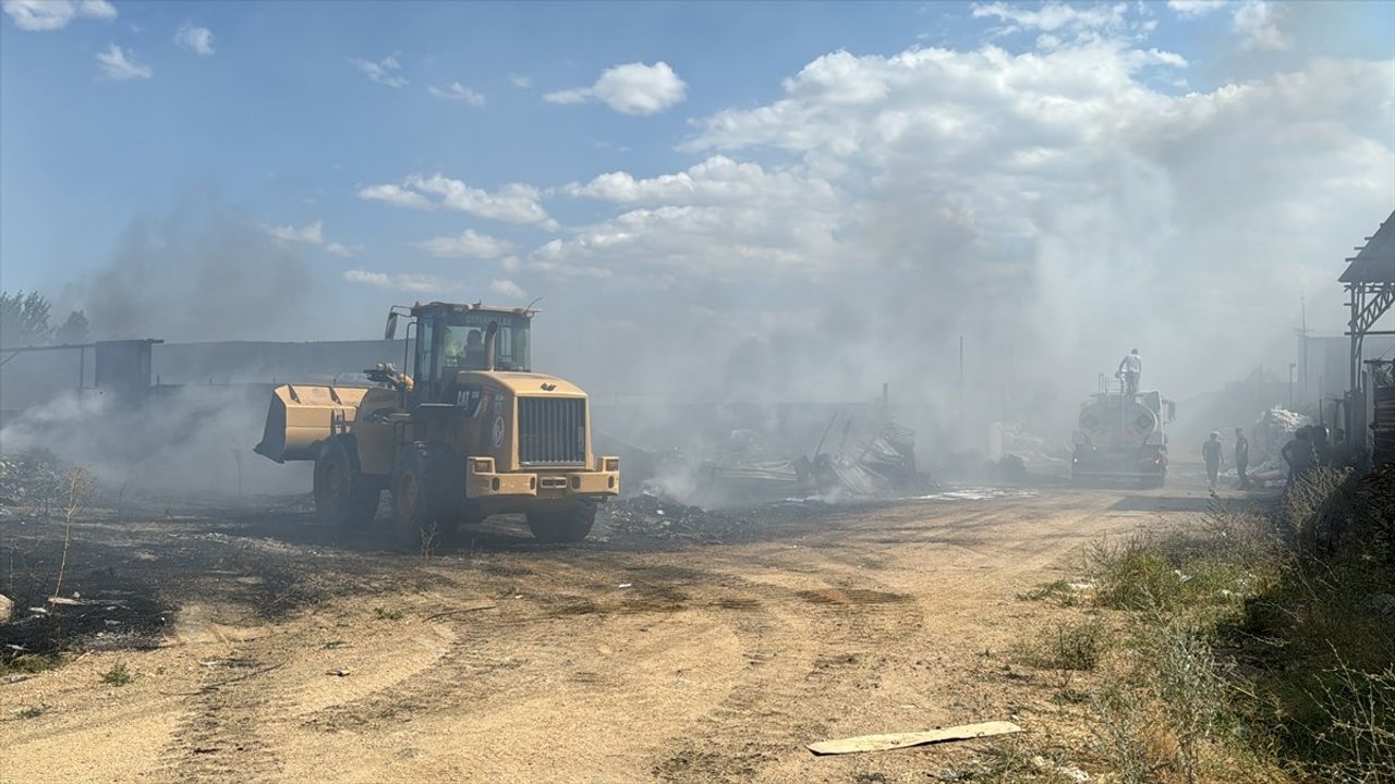 Kırklareli'nde Plastik Atık Tesisinde Yangın Kontrol Altına Alındı