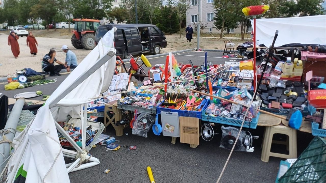 Kütahya'da Şiddetli Rüzgar Pazar Tezgahlarını Devrildi