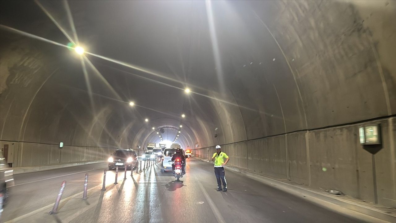 Pendik'teki Tünel Kazası: Havalandırma Fanı Düşerek Trafiği Aksattı