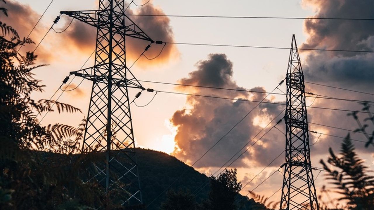 Rekor Sıcaklıklarda Kesintisiz Enerji: EDAŞ ve AYEDAŞ'ın Çabaları