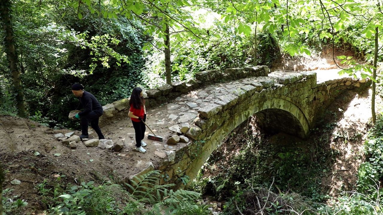 Rize'de Baba Kızdan Tarihi Köprü Temizliği