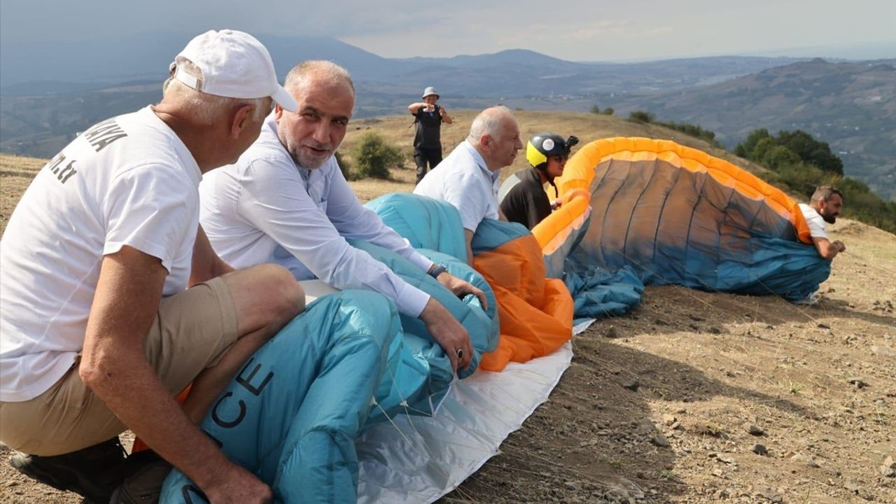 Samsun'daki Yamaç Paraşütü Hedef Yarışması Başladı