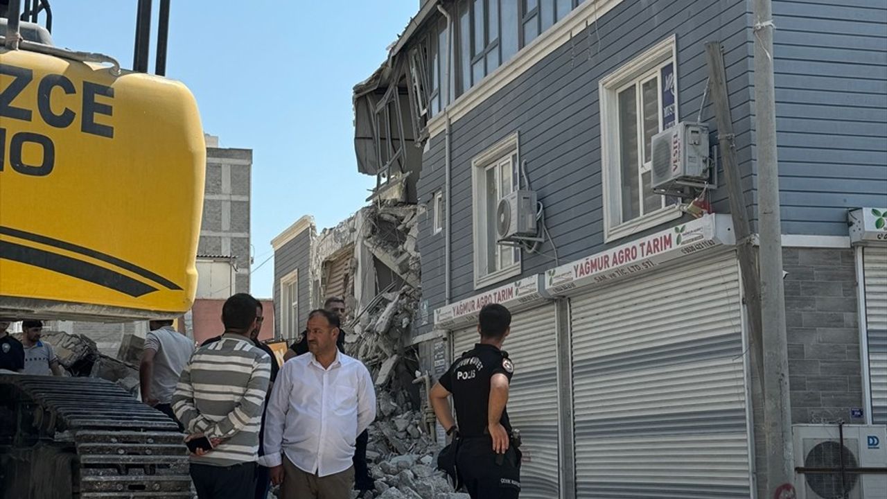 Şanlıurfa'da Yıkım Esnasında İkinci Bina Zarar Gördü