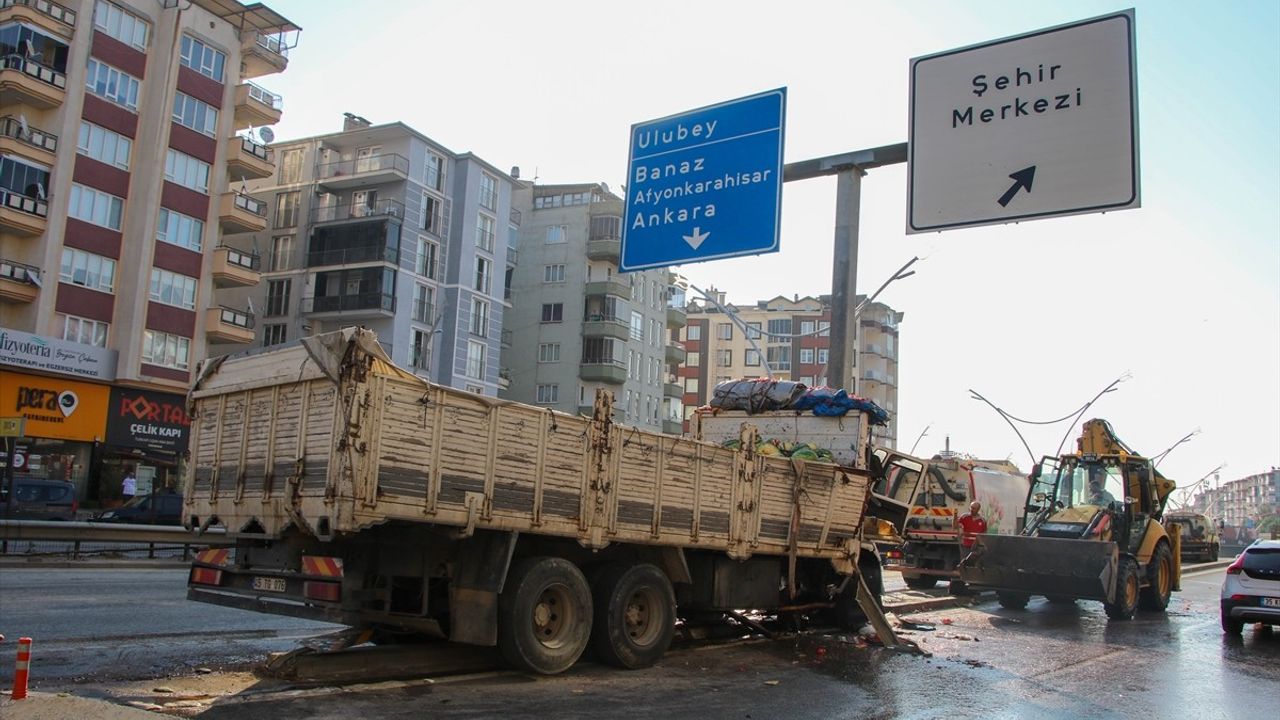 Uşak’ta Karpuz Yüklü Kamyon Direğe Çarptı: Sürücü Hayatını Kaybetti